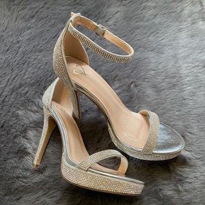 ✨WIndsor✨Silver rhinestone high heels shoes -6.5
